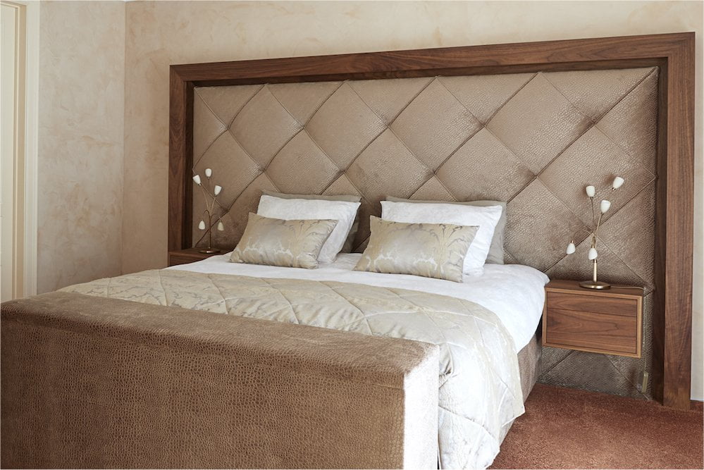 Luxe houten bed in trendy slaapkamer featured image