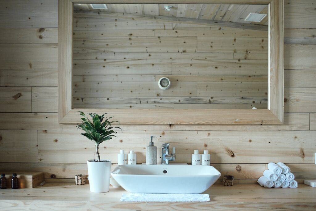Hout in de badkamer