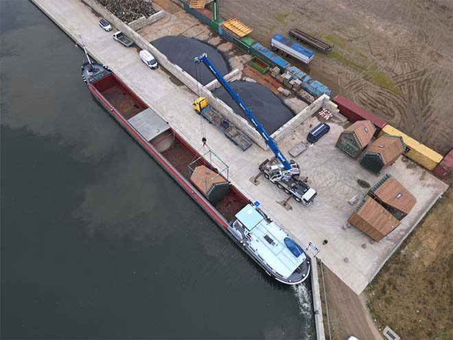 Houten vakantiewoningen varen 230 km naar Nederland featured image