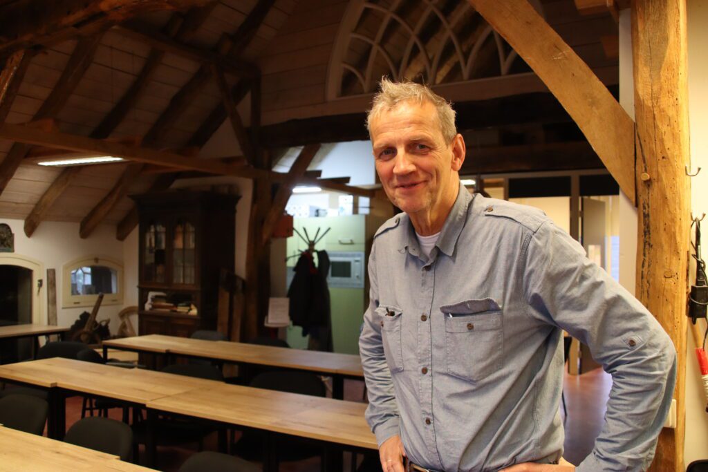 Alfred Evers zet zich met de stichting Ribo in voor gedegen onderwijs voor timmerlieden.
