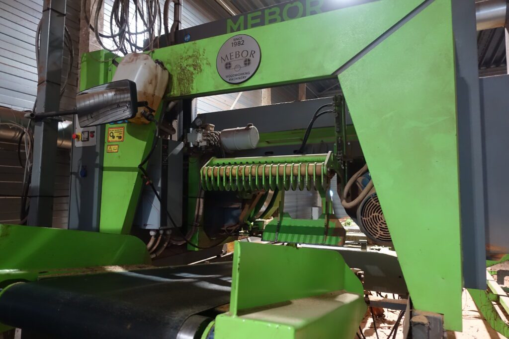 Bedrijven die rondhout verwerken zagen dit zelf met een bandzaag soms ook lintzaag genoemd. Bekende merken zijn Mebor, Pilous of Trak Met. Sommige machines zijn er ook in mobiele uitvoering zodat hun eigenaren ook op locatie stammen kunnen zagen.