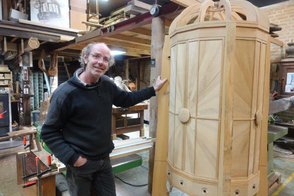 Hout kunstenaar Daan de Leeuw met zijn eigen gemaakte kast