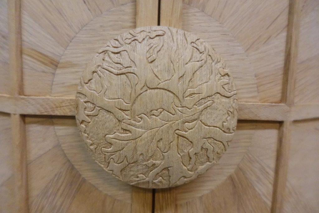 Knop van de kast van houtkunstenaar Daan de Leeuw. Elke knop verbeeld een van de vier seizoenen. 