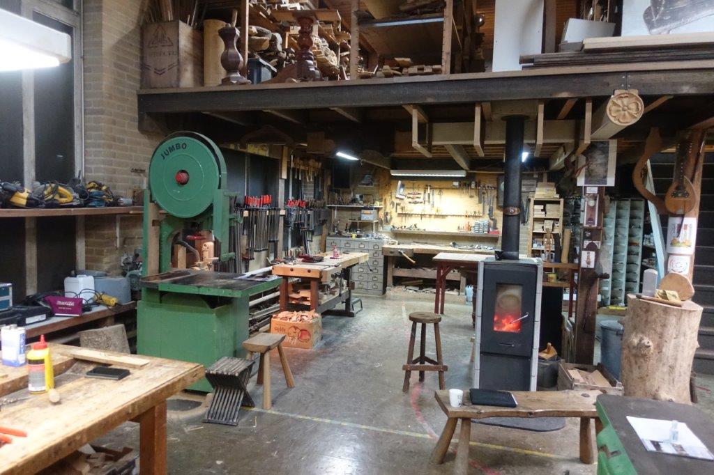De werkplaats van houtkunstenaar Daan de Leeuw in winterswijk. 