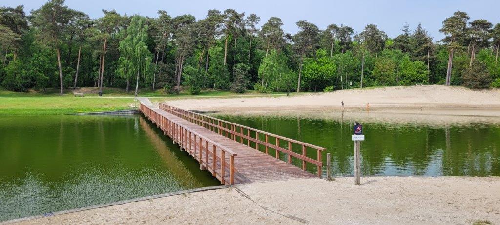 Nieuwe brug over het Henschotermeer in Woudenberg, toegepast hout 18,9 kuub azobe en angelim vermelho van GWW Houtimport. 
