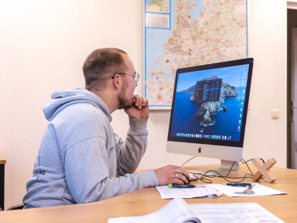 Koen van Ast meubelmaker aan het werk