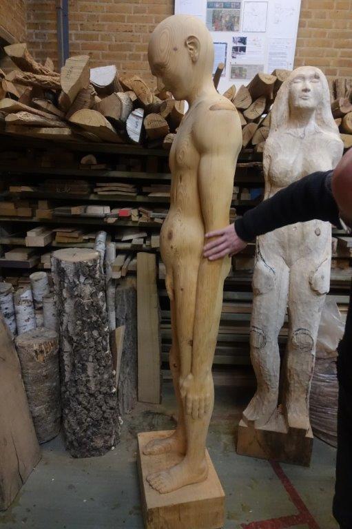 Daan de leeuw is de kunstenaar van deze manshoge houten beelden