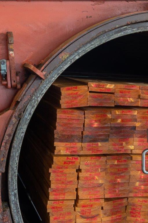 Strengere regels op komst voor de brandklasse van verduurzaamde, gemodificeerde, gevingerlaste of afgewerkte houtsoorten