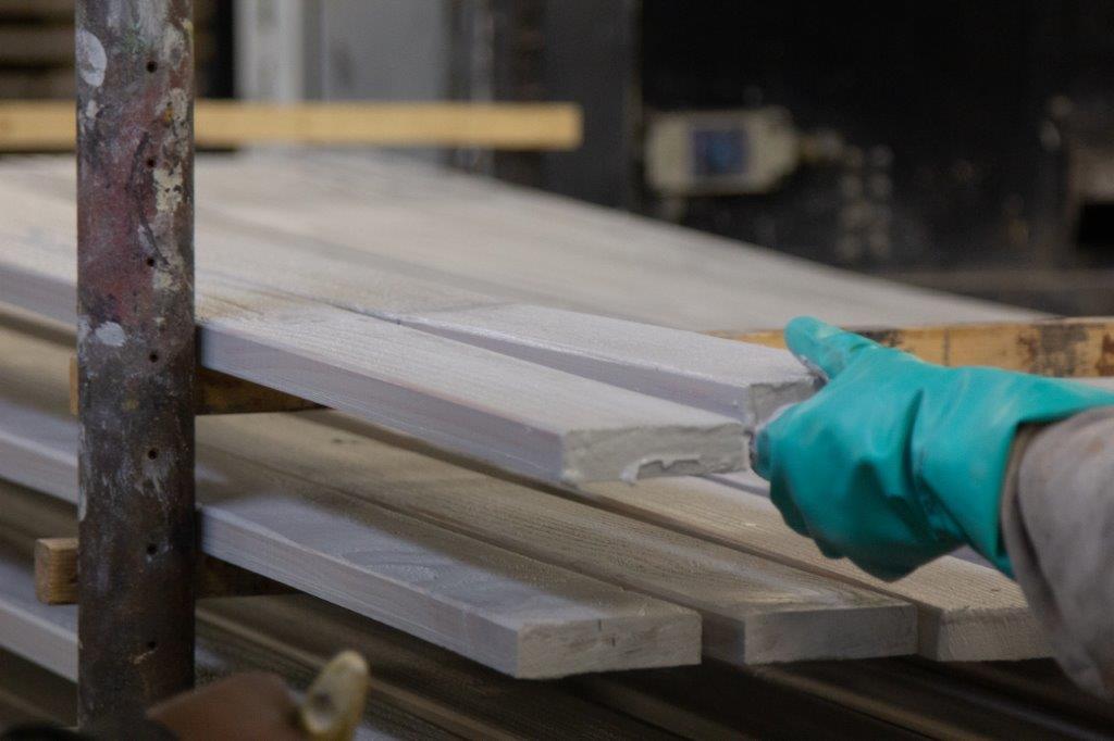 Strengere regels op komst voor de brandklasse van verduurzaamde, gemodificeerde, gevingerlaste of afgewerkte houtsoorten