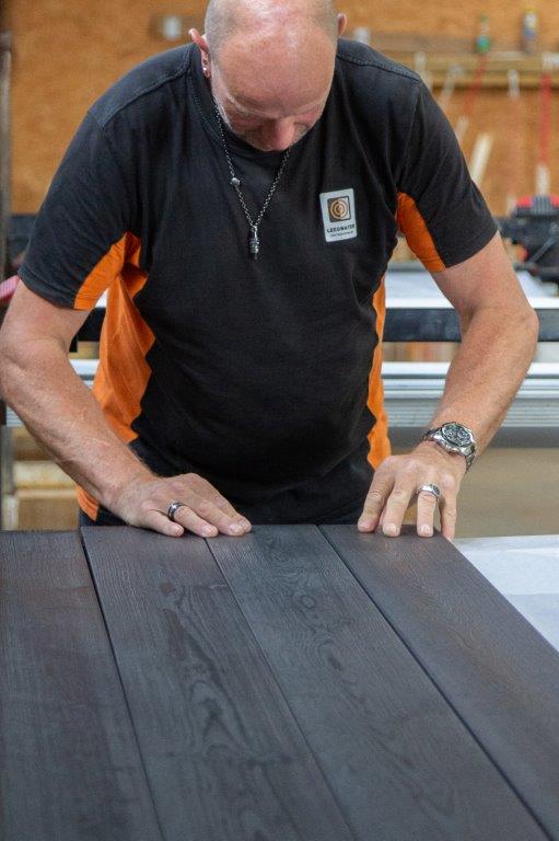 Strengere regels op komst voor de brandklasse van verduurzaamde, gemodificeerde, gevingerlaste of afgewerkte houtsoorten