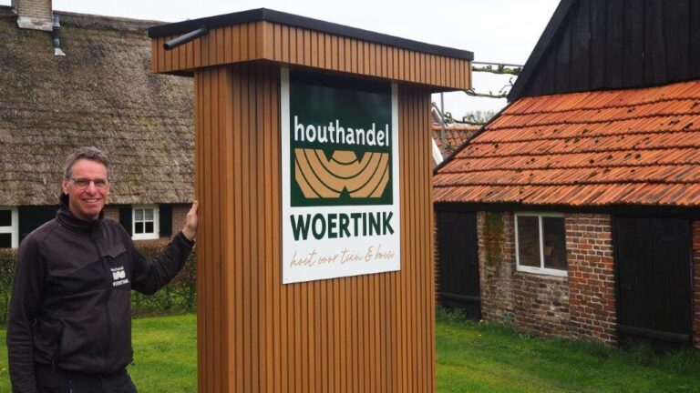 Hans Woertink, eigenaar van Houthandel Woertink staat met een reportrage in Houtwereld.
