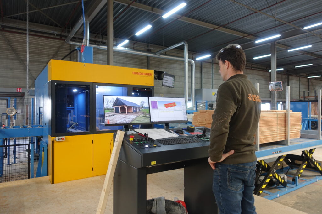 Douglas Houtbouw heeft deze Hundegger houtbewerkingsmachine staan. Voor frezen en afkorten.