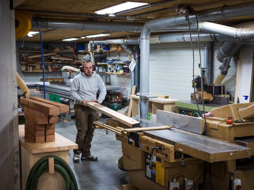 Met een vandiktebank kun je ruw hout aan twee zijden op dikte en breedte bijschaven tot plank of balk. Het is dus een type schaafmachine. Je krijgt een redelijk glad oppervlakte met een gelijke hoek aan beide kanten van de houten plank.