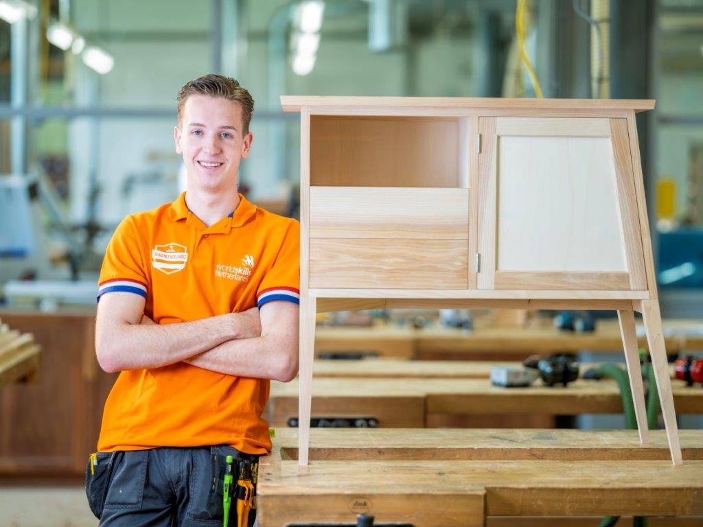 Jort Rommel gaat namens nederland naar het WK voor studenten als meubelmaker