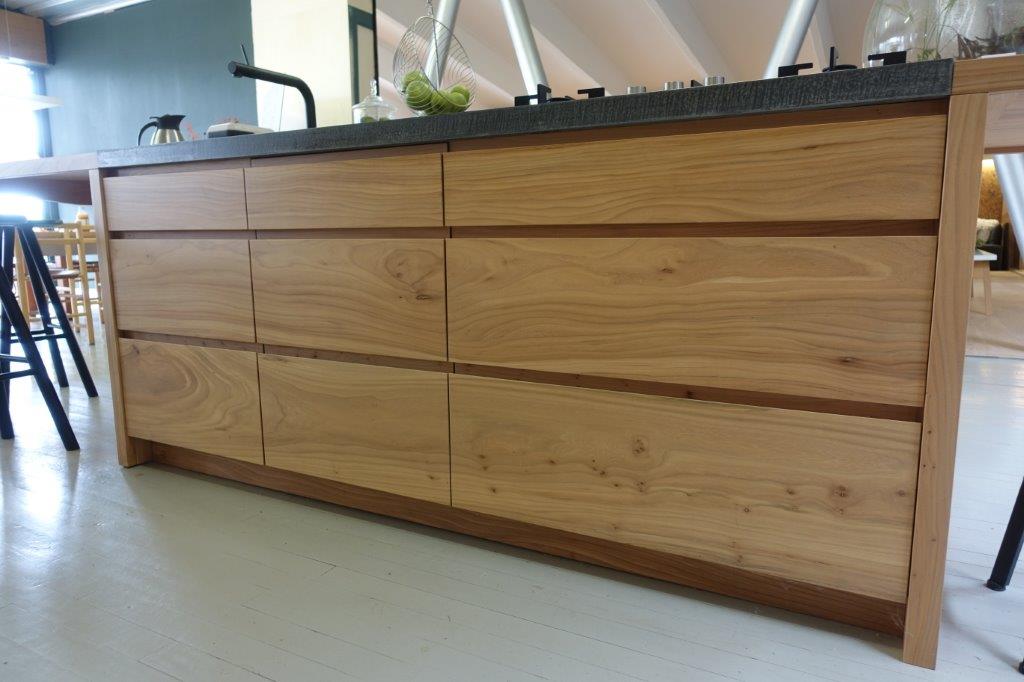 Een keuken van houtwerk hattem met doorlopen houtpatroon in de frontjes.