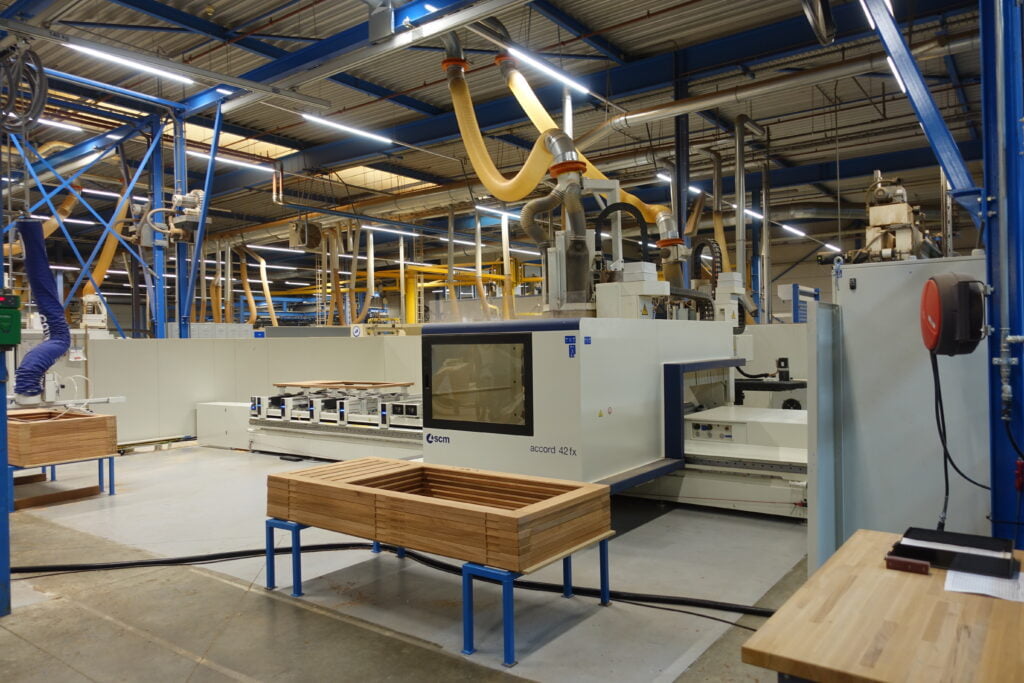 CNC-Machines (CNC = Computerized Numerical Control) zijn machines, die met gebruik van besturingstechniek en software de eenvoudigste tot zeer complexe houten werkstukken automatisch bewerken met een heel hoge precisie.