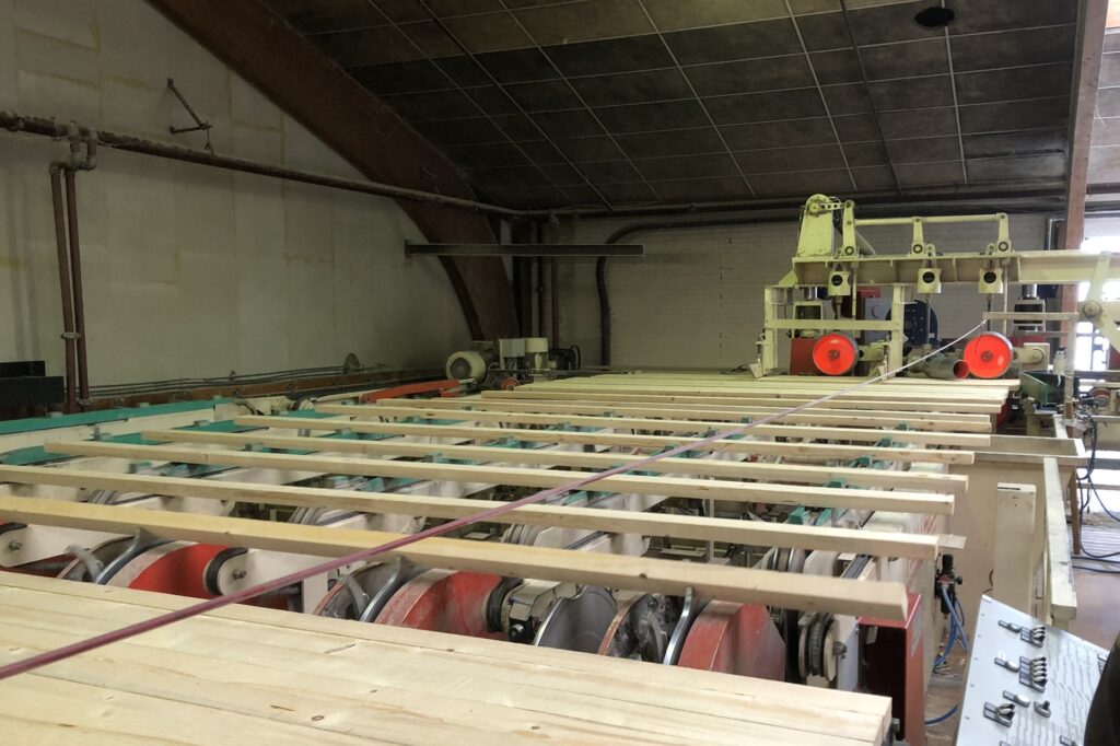Houtbewerkingsmachines: deze schaafband staat bij heuvelman hout
