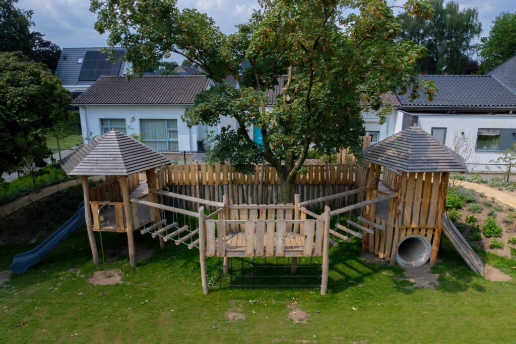 Foto van speelveld de burcht gemaakt door houthandel Fransen uit Deurne. 