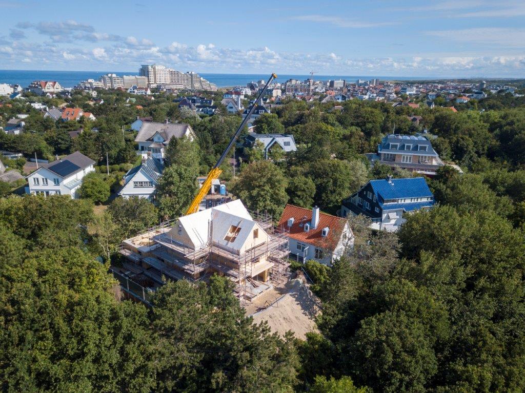 de villa ligt in de duinen van noordwijk