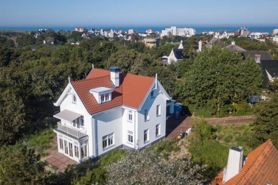 Deze villa in Noordwijk, opgeleverd in juli 2024, heeft een hoofddraagconstructie van hout. Ook is er veel DLT gebruikt voor wanden en plafonds.