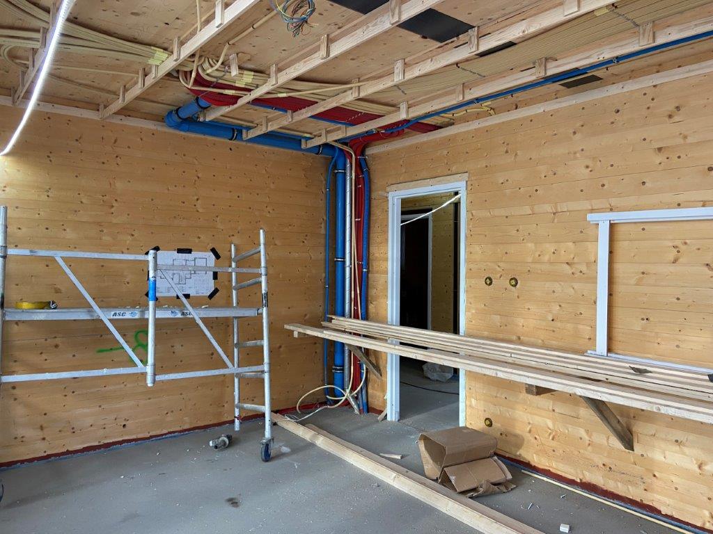 Aanleg van leidingen in een woning van dlt.