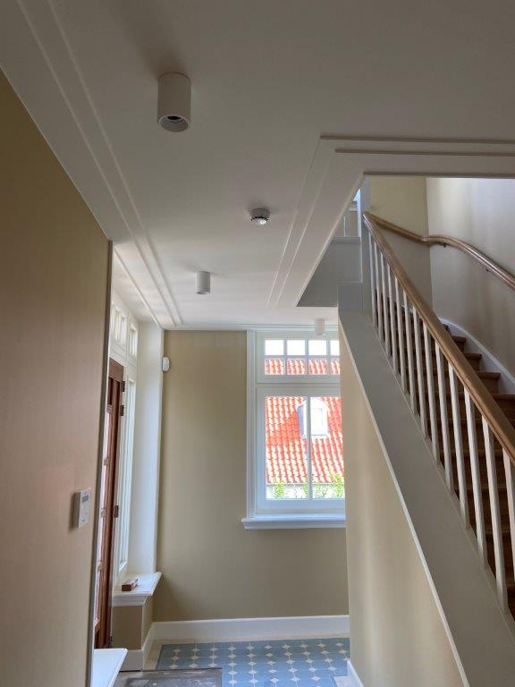 Binnenwanden afgewerkt met damp open stucplaten