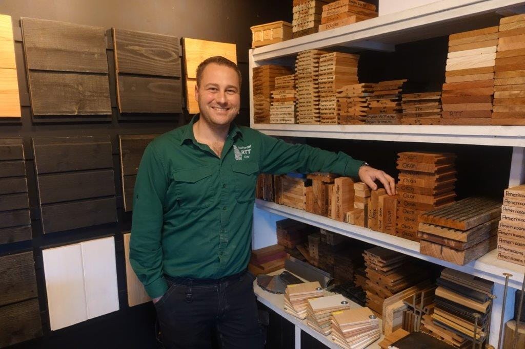 Roy Reef in de houtbibliotheek waar hij klantgesprekken voert.
