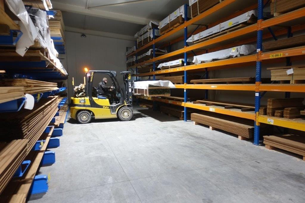 Thermisch verduurzaamd hout bij RTT in Goor.