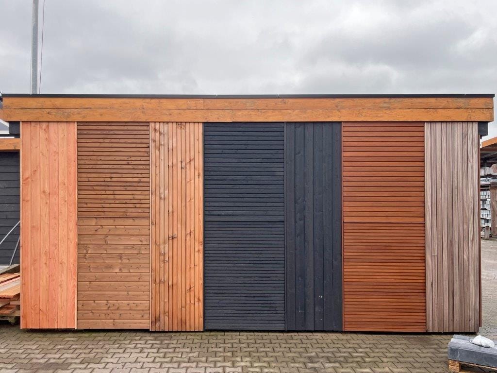 Verschillende houtsoorten buiten gemonteert bij RTT.