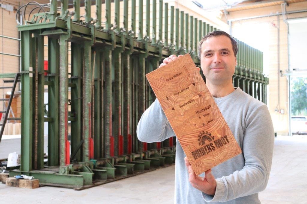 Roy Huibers voor zijn lamineerpers. Het hout in zijn handen is van lariks.