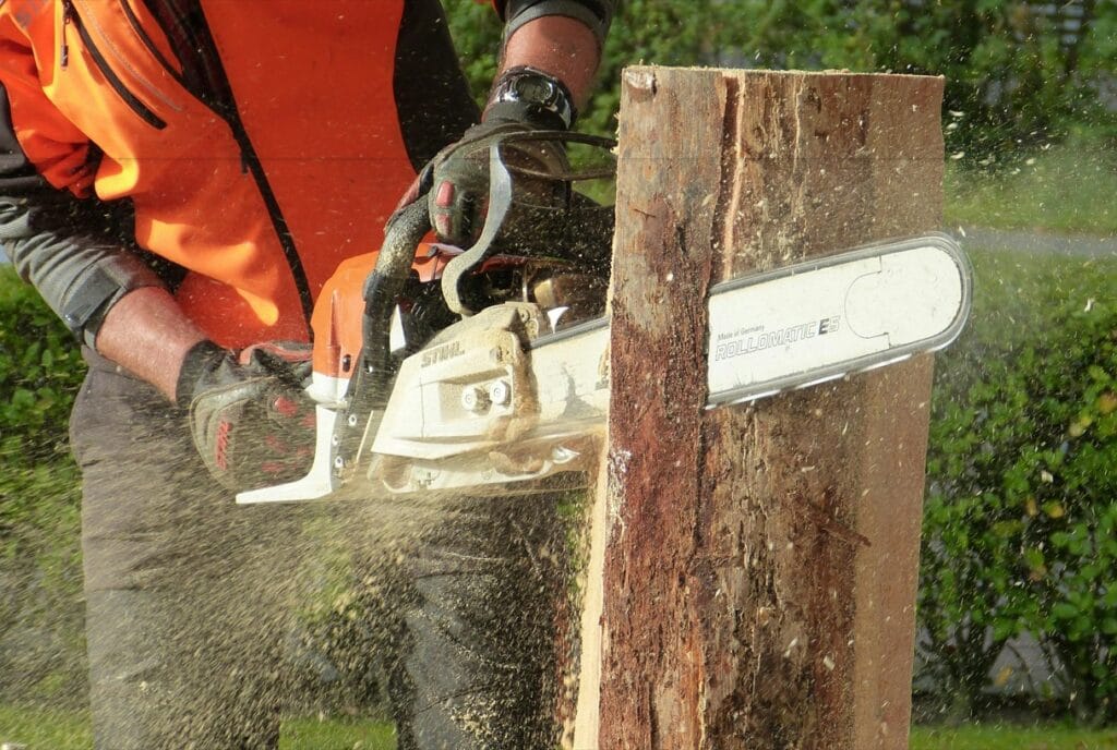 motorzaag zaagt door hout