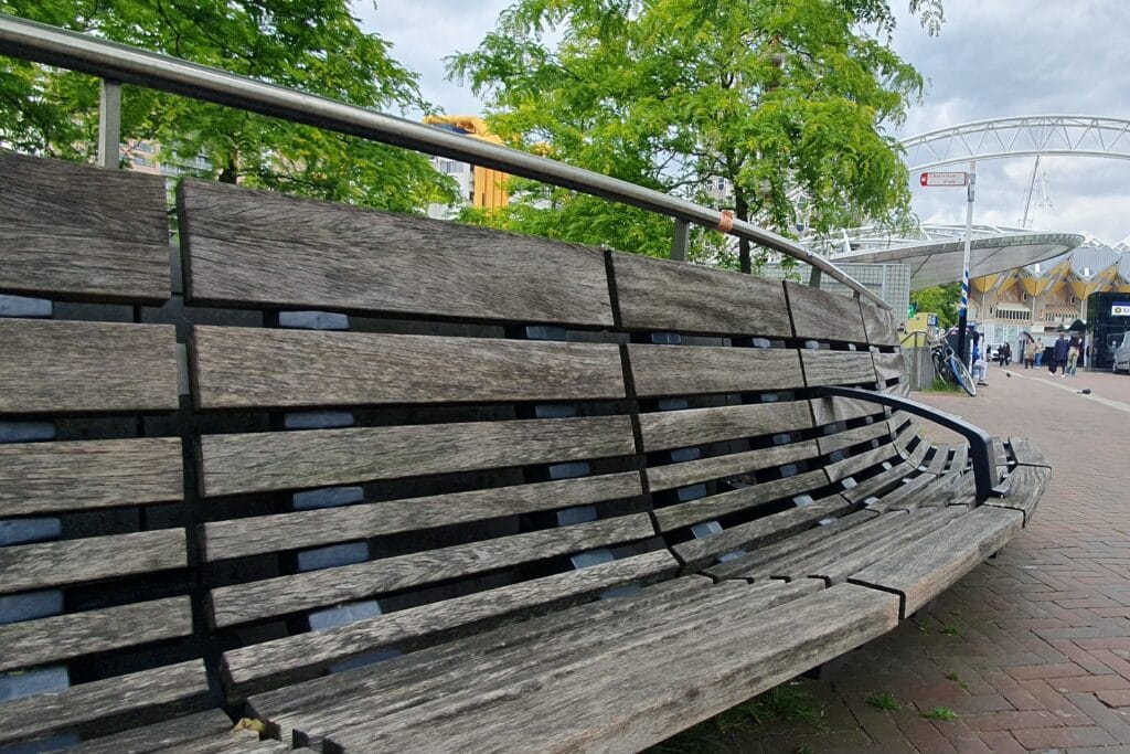 Beterbank van hout in Rotterdam.