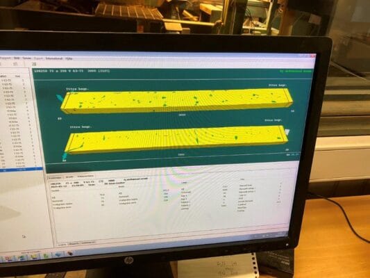Hier scant Sweden Timber het hout om de kwaliteitsklasse te bepalen. Alle groene en rode vlekjes op het scherm zijn onregelmatigheden zoals een kwast, waan of harszak.