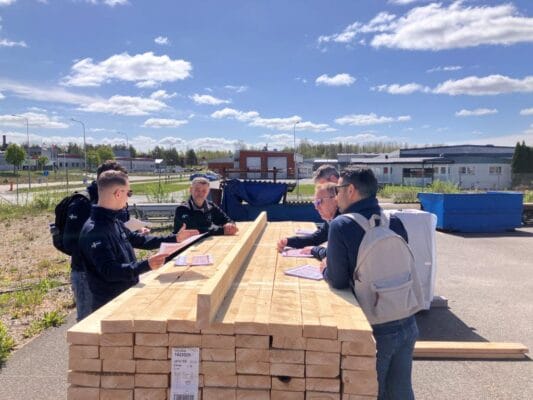 studiereis zweden naaldhout sorteren op de juiste kwaliteit.