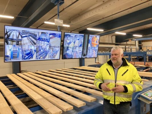 Rickard Spetz van Ingarp Travaror leidde de cursisten rond en liet ze zaaglijn, droogkamers, het impregneren en de vingerlasstraat zien.