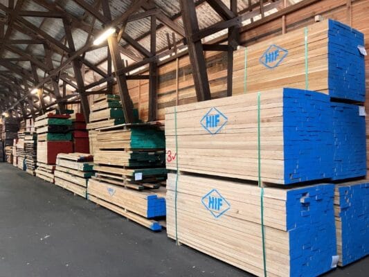 Opslag in de grote houtloods bij Van Ierssel: hier ligt essen, eiken, ayous, tropisch hardhout en ook wat plaatmateriaal.