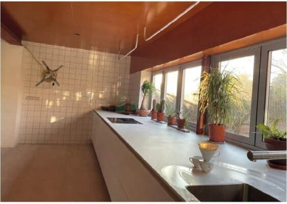 Pep Nederland coatte okoumé multiplex voor wanden en plafonds om dit familiehuis de gewenste jaren ‘70 uitstraling te geven.