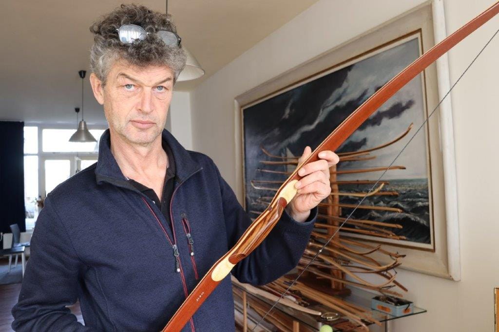jan van der veer maakt houten bogen