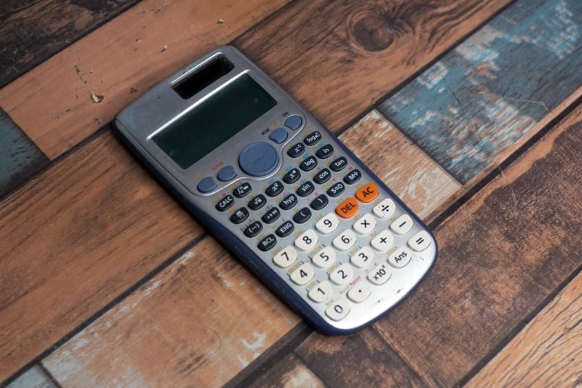 rekenmachine op een houten tafel.