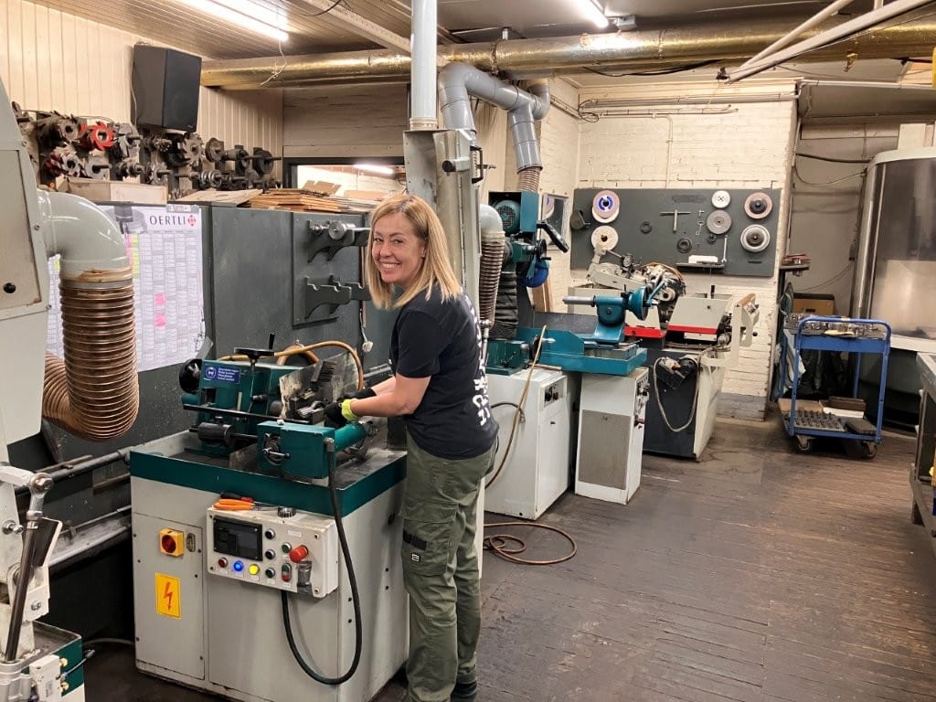 De machine gaat op stil, messen jointen, slijpen of de hele kop gaat terug naar onze slijperij.