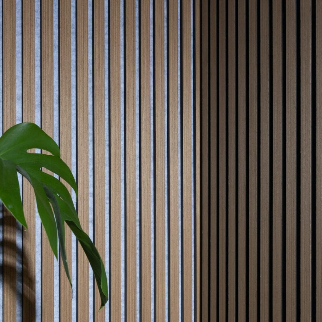 Akoestiek in houten interieurs: wanneer werken houten wandpanelen wél en wanneer niet? featured image
