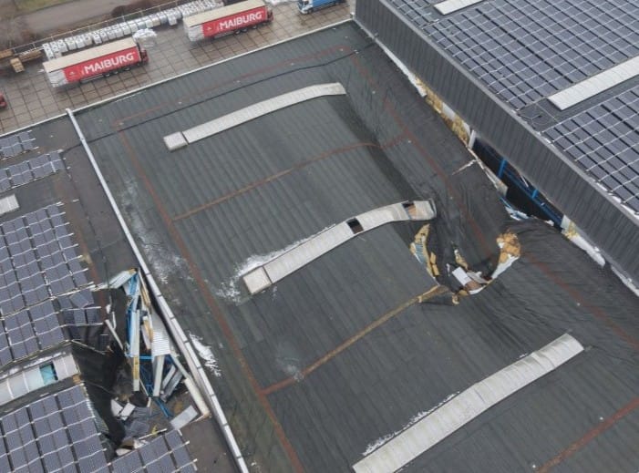 Maiburg dak ingestort sneeuw