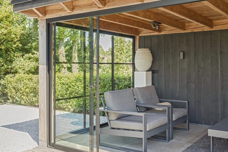 houten overkapping met glazen schuifwand