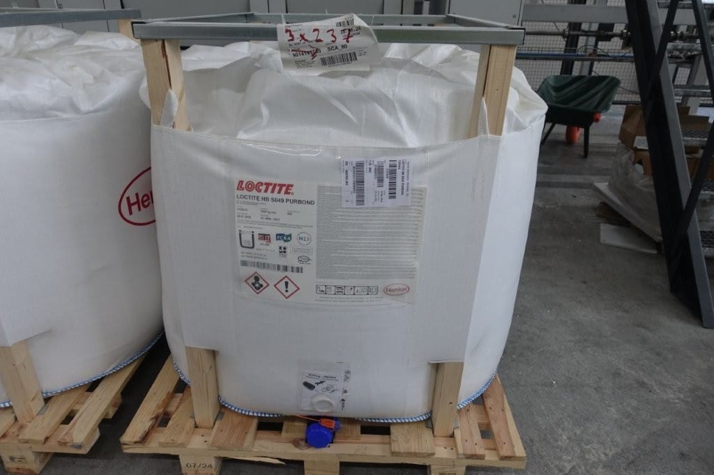 Loctite purbond lijm van Henkel, 1000 kilo in bulkverpakking.