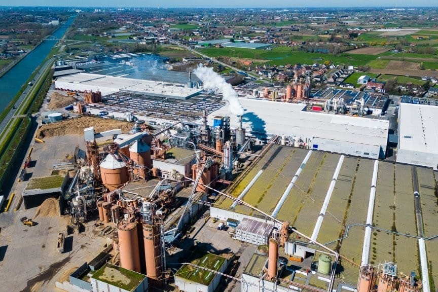 spaanplaatfabriek van Unilin in Oostrozebeke, Belgie, Dronefoto